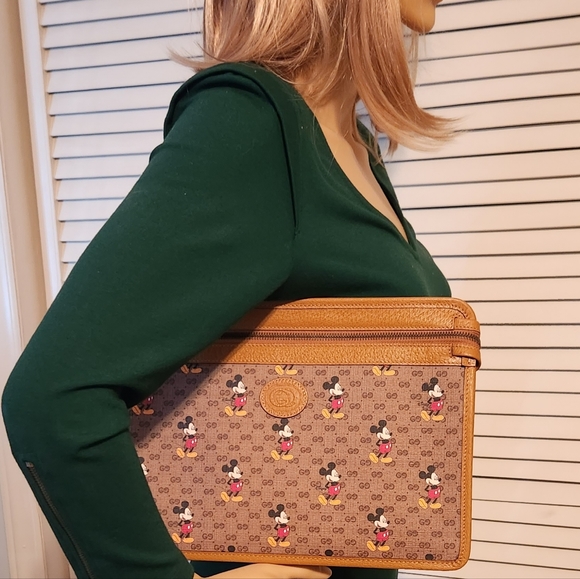 🔥FINAL PRICE🔥 GUCCI Rare Disney Mickey Mouse Clutch - Picture 2 of 10